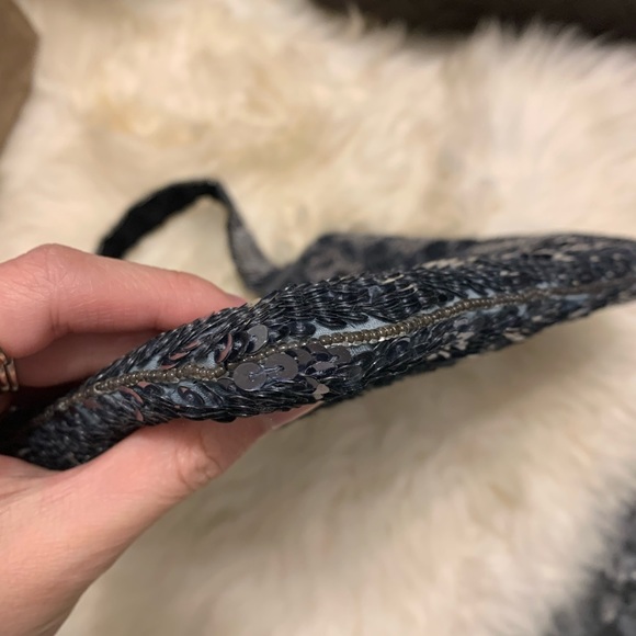 ❌SOLD❌Vintage Chanel sequin evening hand bag - Picture 6 of 10